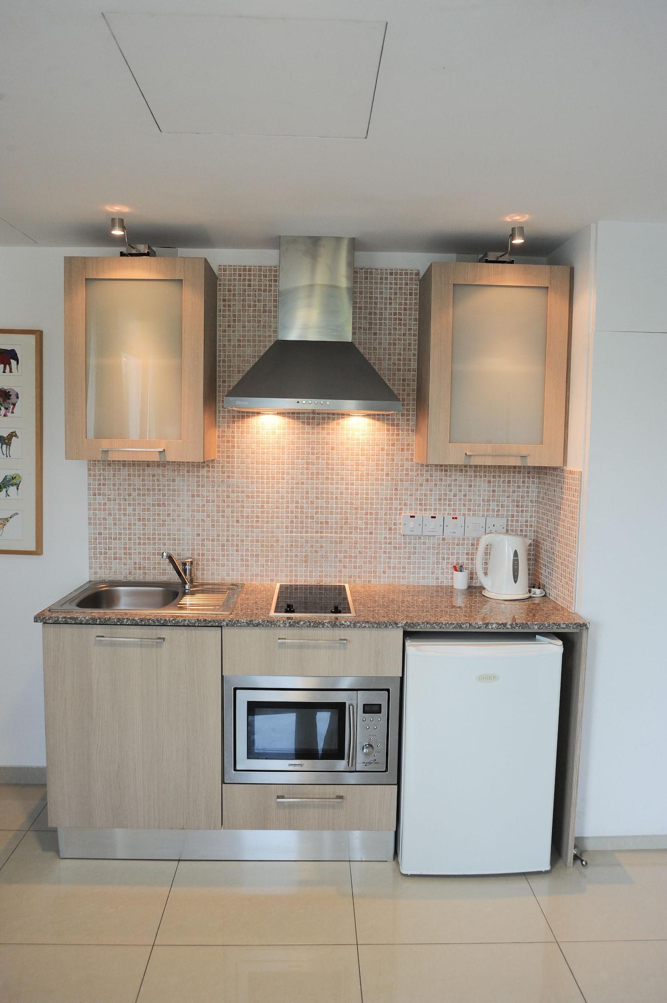 Frixos Suites Hotel Apartments ลาร์นาคา ภายนอก รูปภาพ