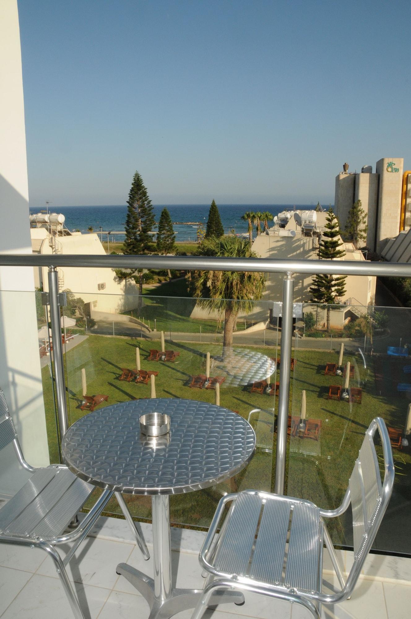Frixos Suites Hotel Apartments ลาร์นาคา ภายนอก รูปภาพ