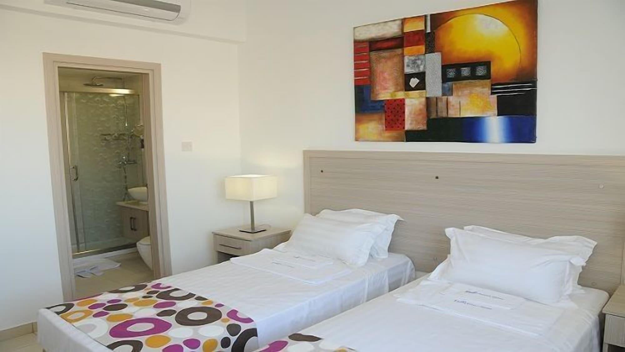 Frixos Suites Hotel Apartments ลาร์นาคา ภายนอก รูปภาพ