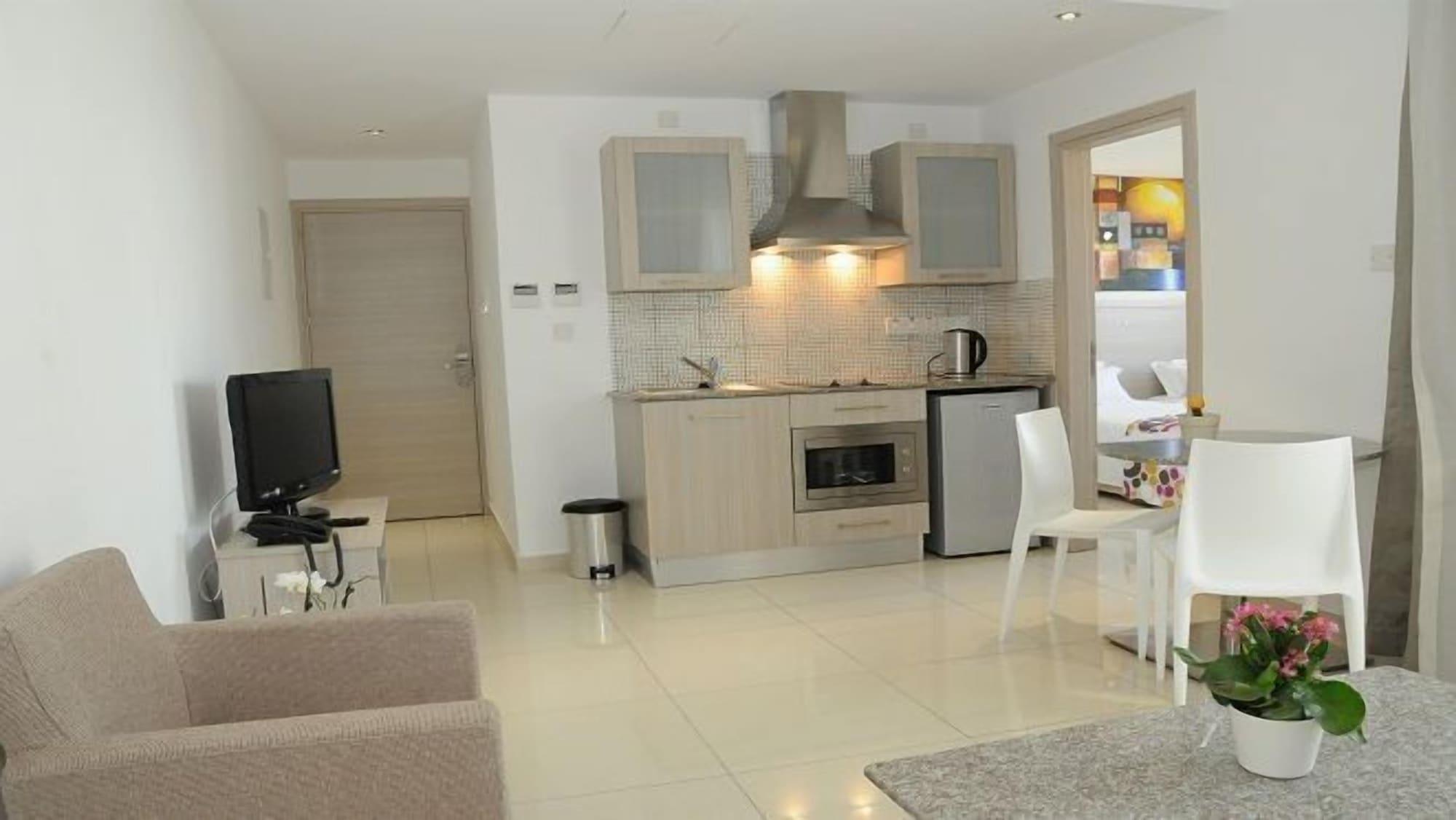 Frixos Suites Hotel Apartments ลาร์นาคา ภายนอก รูปภาพ
