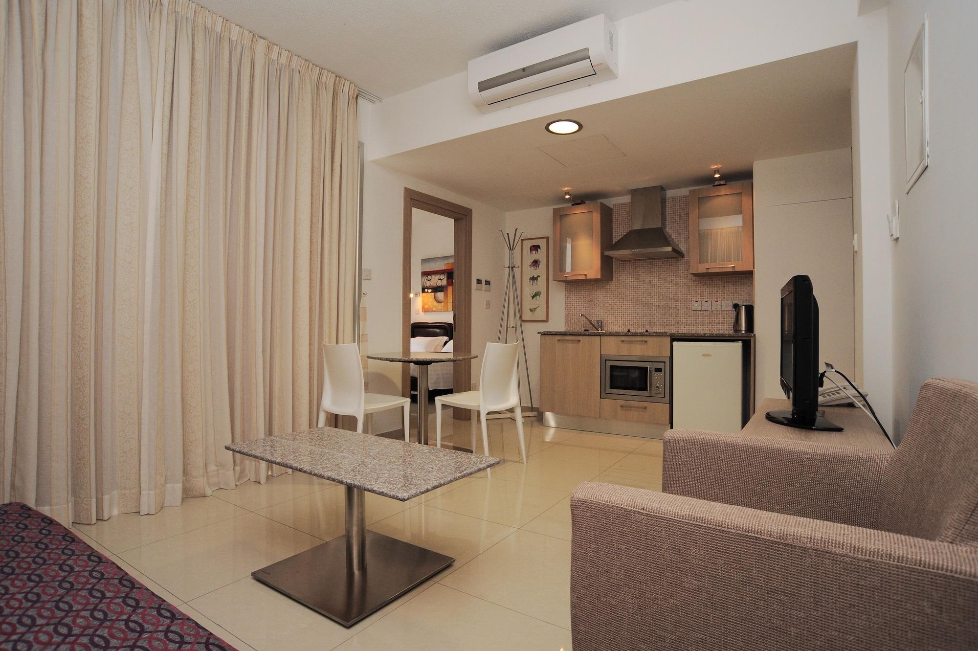 Frixos Suites Hotel Apartments ลาร์นาคา ภายนอก รูปภาพ