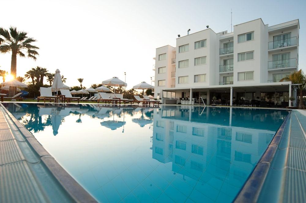 Frixos Suites Hotel Apartments ลาร์นาคา ภายนอก รูปภาพ