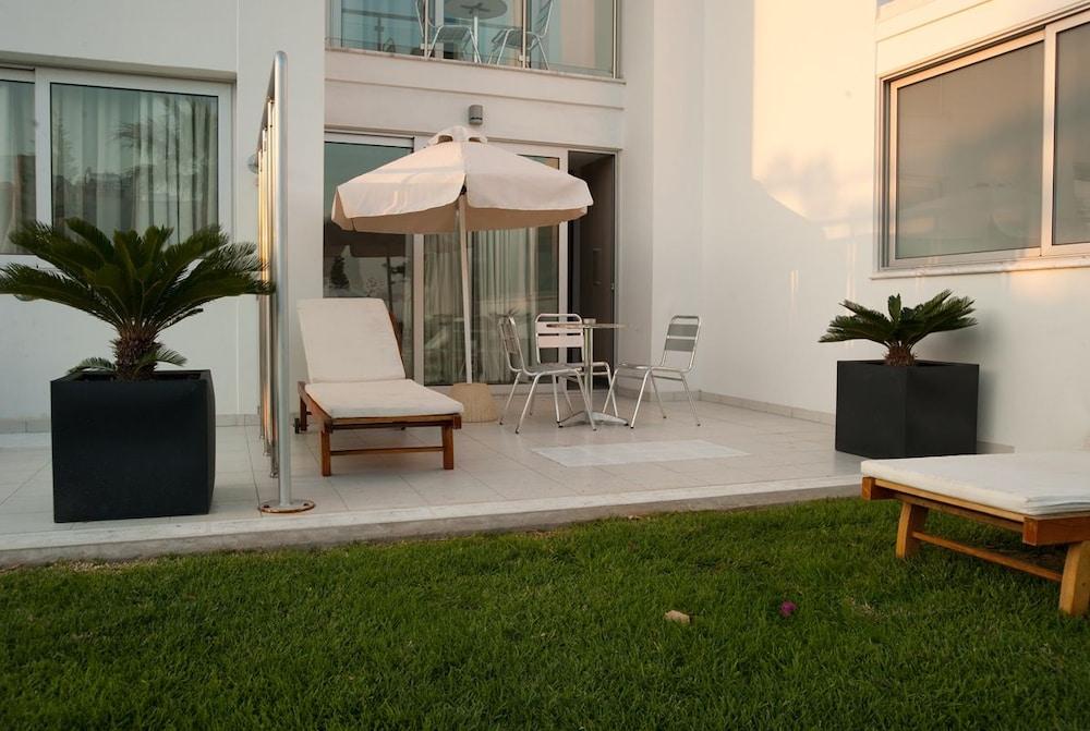 Frixos Suites Hotel Apartments ลาร์นาคา ภายนอก รูปภาพ