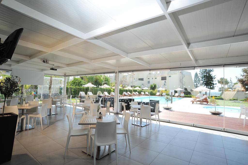 Frixos Suites Hotel Apartments ลาร์นาคา ภายนอก รูปภาพ