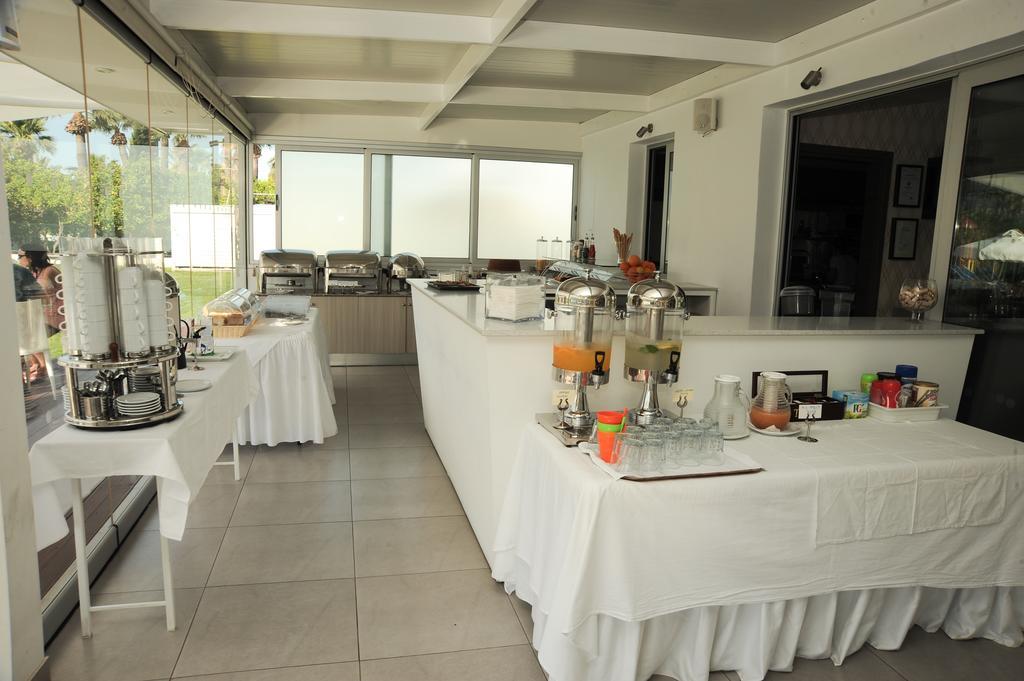 Frixos Suites Hotel Apartments ลาร์นาคา ภายนอก รูปภาพ
