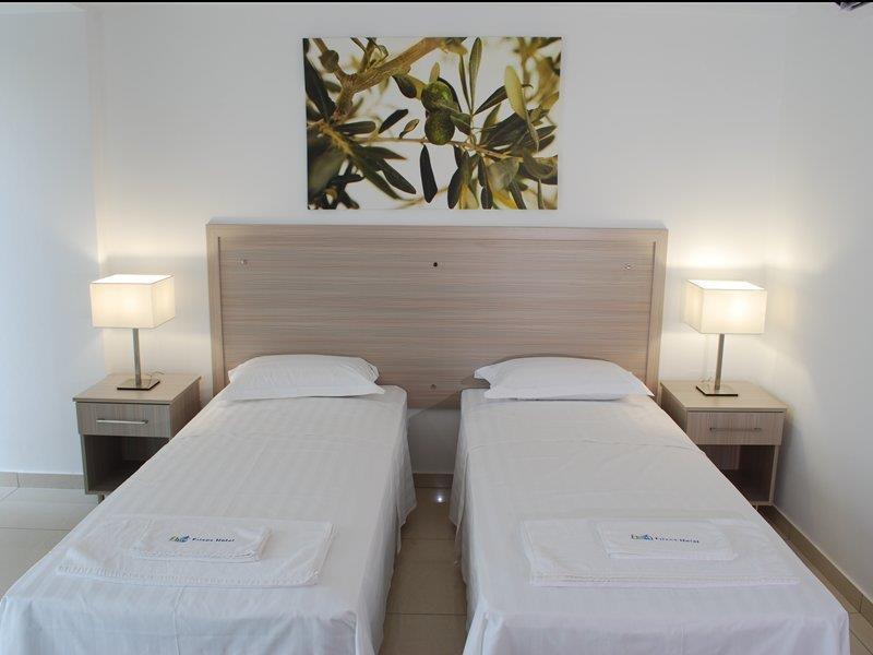 Frixos Suites Hotel Apartments ลาร์นาคา ภายนอก รูปภาพ