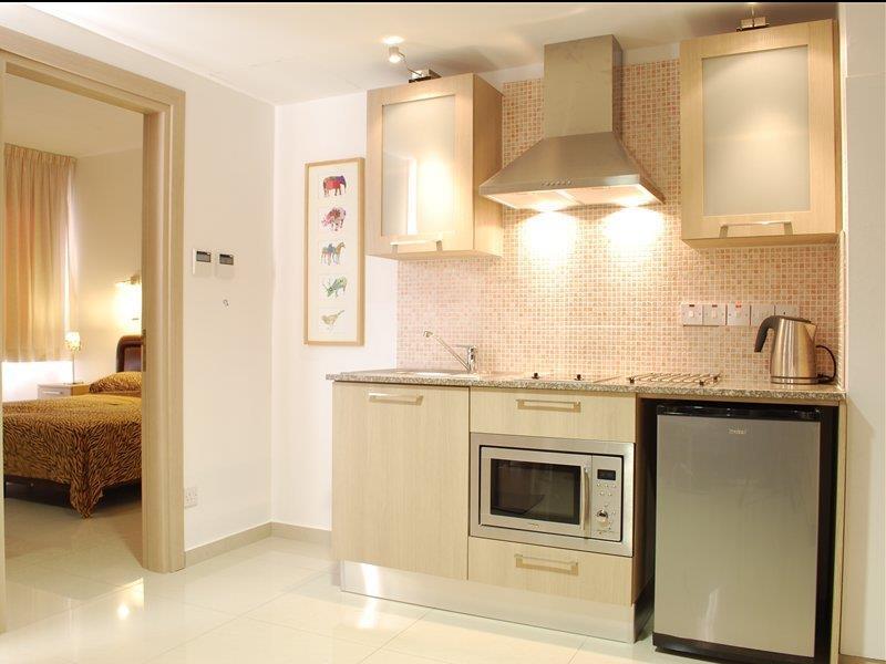 Frixos Suites Hotel Apartments ลาร์นาคา ภายนอก รูปภาพ