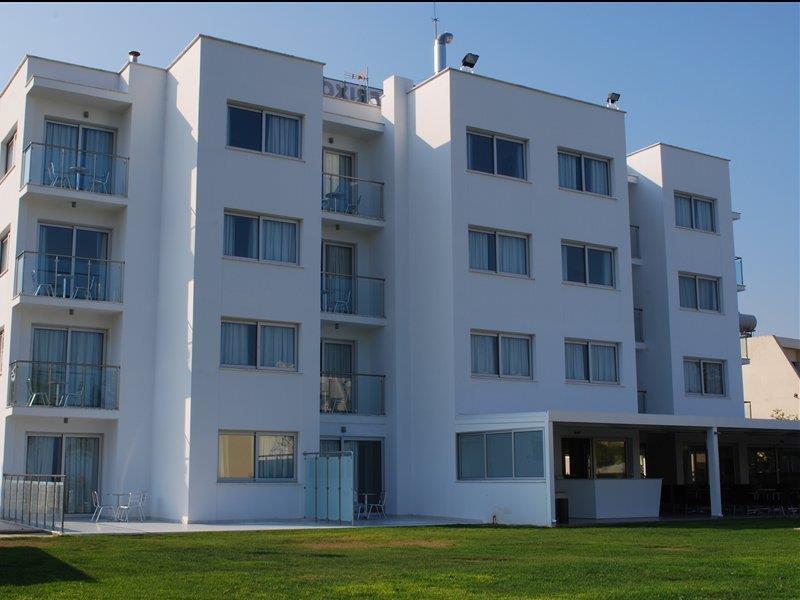 Frixos Suites Hotel Apartments ลาร์นาคา ภายนอก รูปภาพ