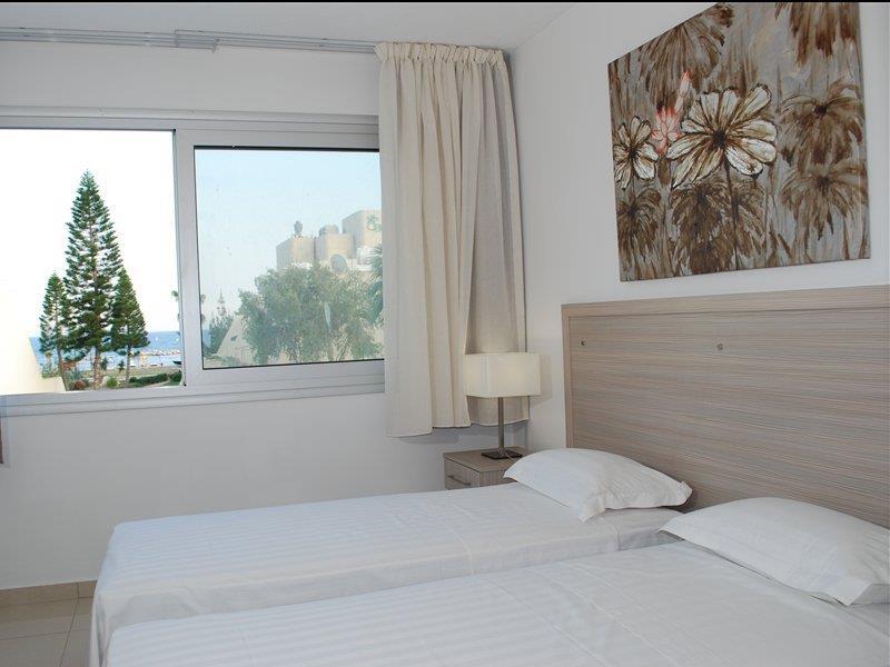 Frixos Suites Hotel Apartments ลาร์นาคา ภายนอก รูปภาพ