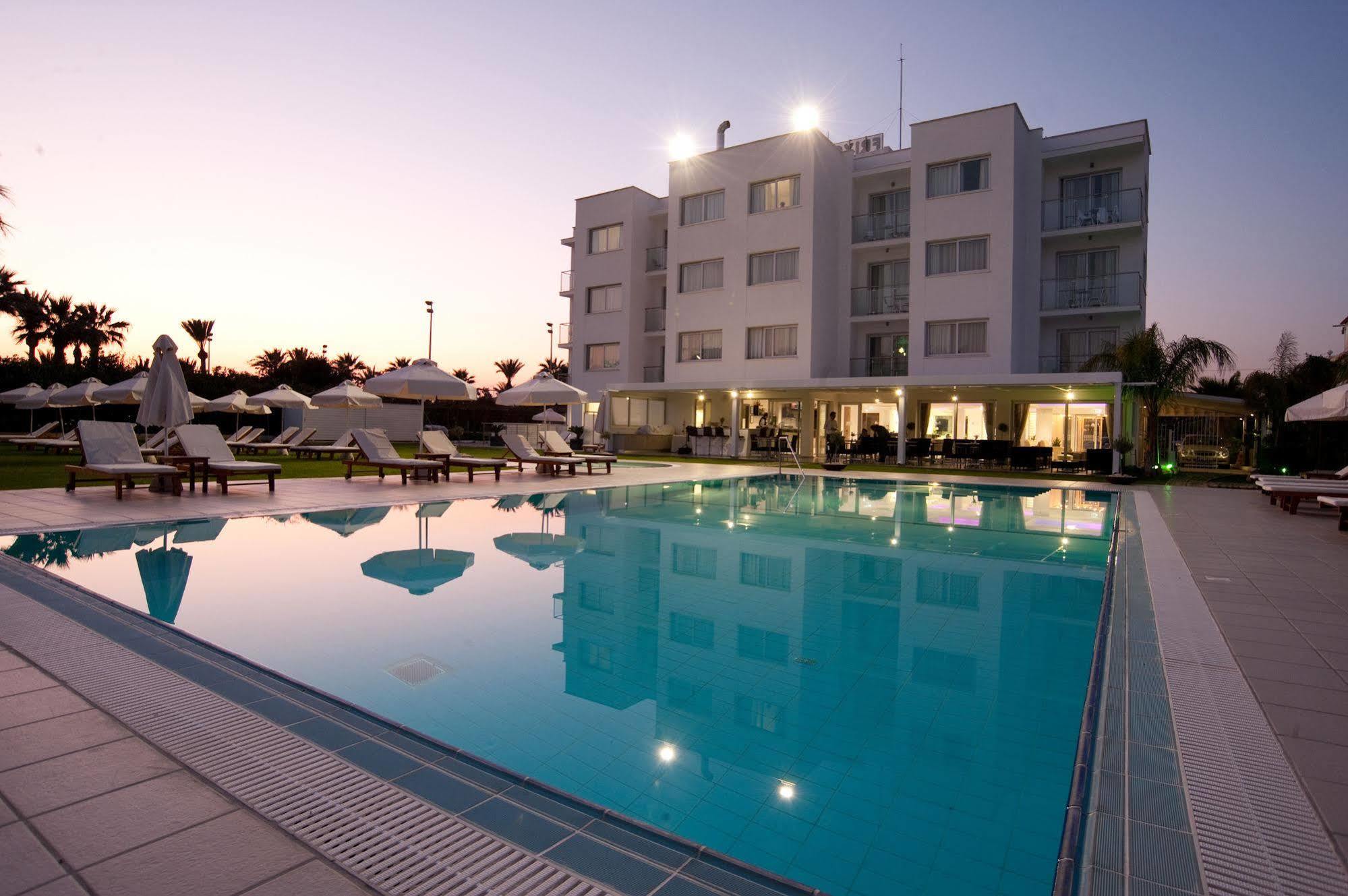 Frixos Suites Hotel Apartments ลาร์นาคา ภายนอก รูปภาพ