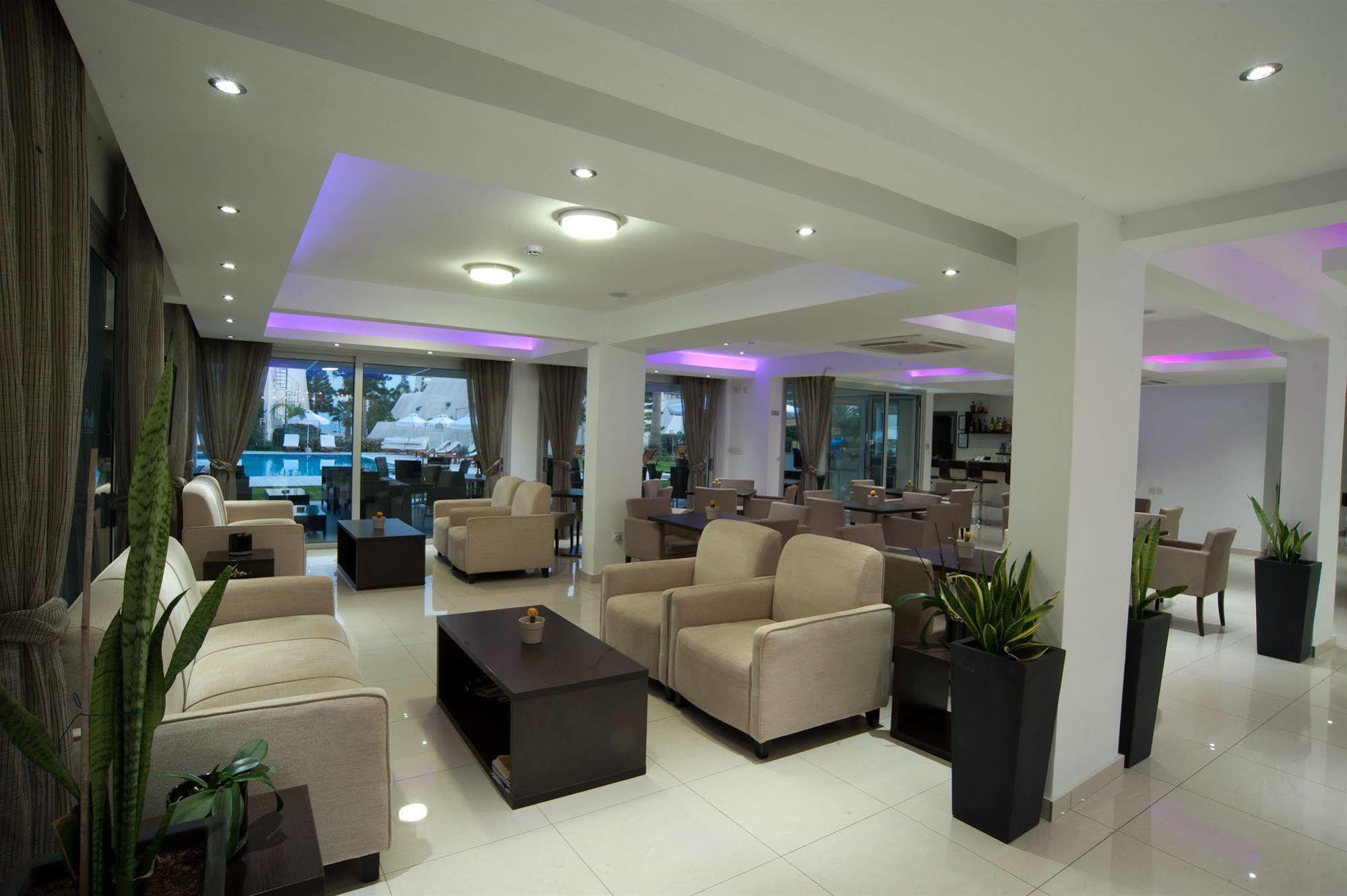 Frixos Suites Hotel Apartments ลาร์นาคา ภายนอก รูปภาพ