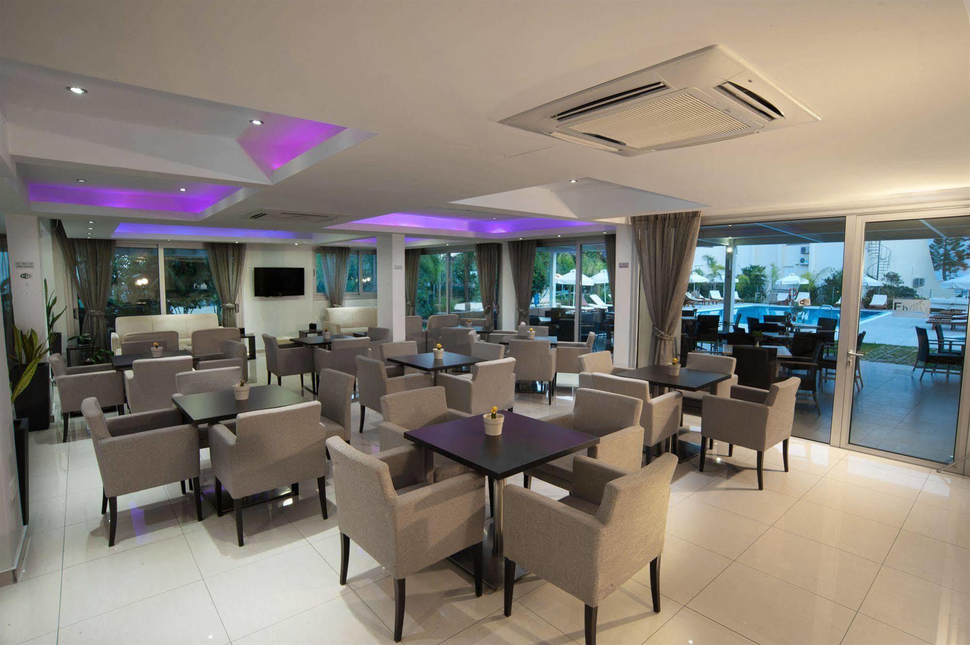 Frixos Suites Hotel Apartments ลาร์นาคา ภายนอก รูปภาพ