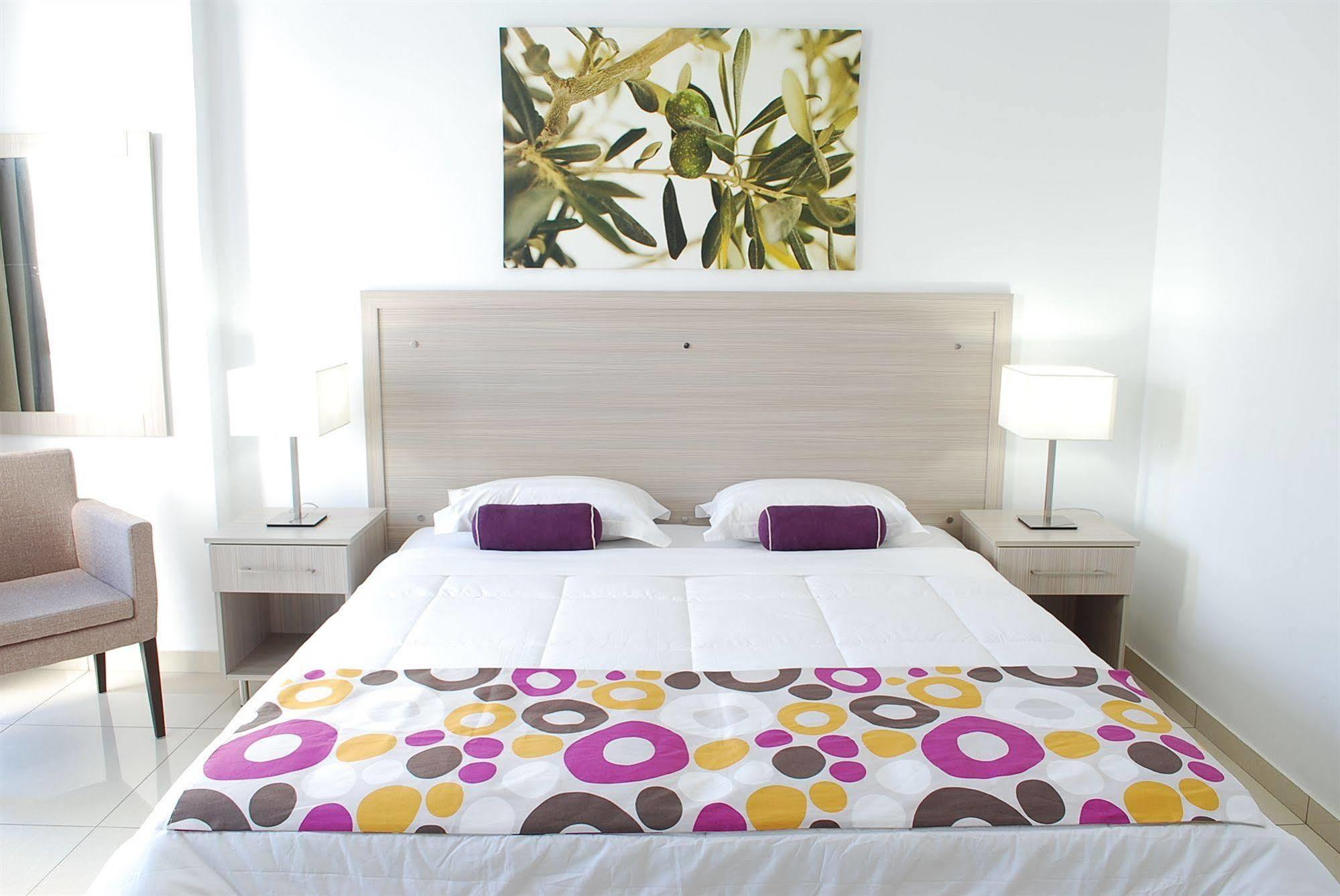 Frixos Suites Hotel Apartments ลาร์นาคา ภายนอก รูปภาพ