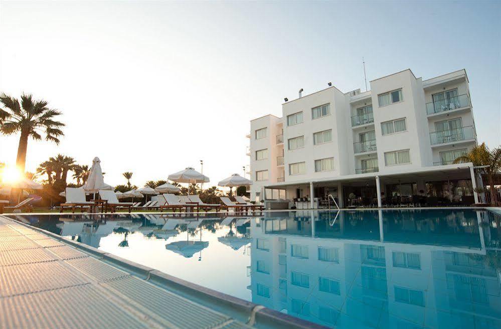 Frixos Suites Hotel Apartments ลาร์นาคา ภายนอก รูปภาพ