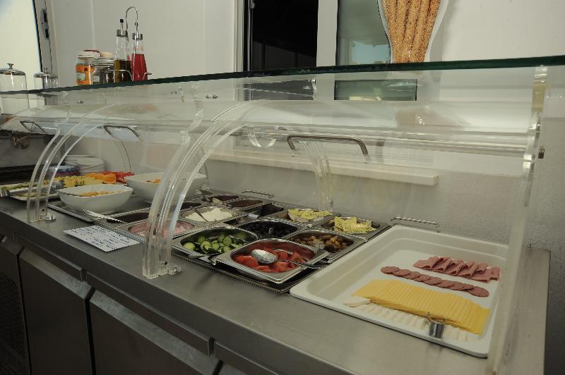 Frixos Suites Hotel Apartments ลาร์นาคา ภายนอก รูปภาพ